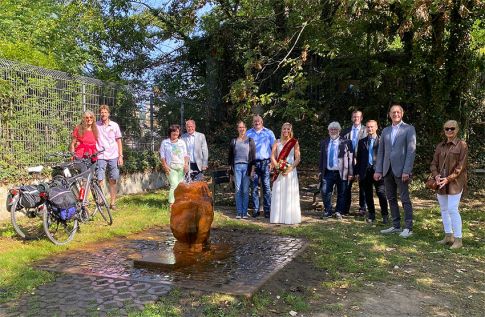 Übergabe des neuen Quellsteins am Victoria-Brunnen (Foto: Schäffer)
